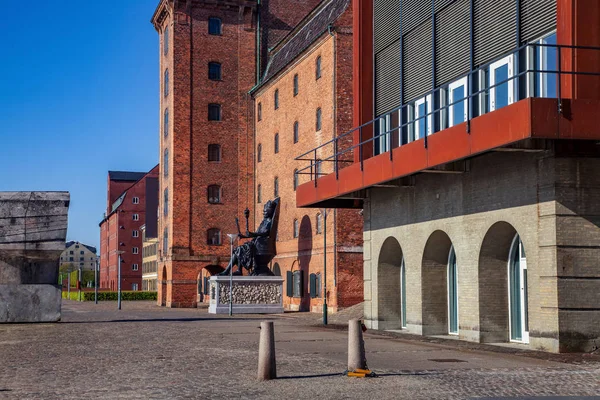 Historiska Staty Trottoaren Nära Byggnader Tomma Gatan Köpenhamn Danmark — Gratis stockfoto