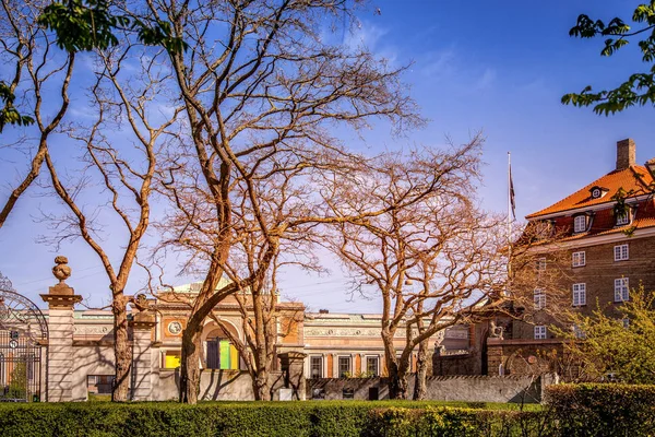 güzel eski binalar ve yeşil çalılar boş Park, Kopenhag, Danimarka
