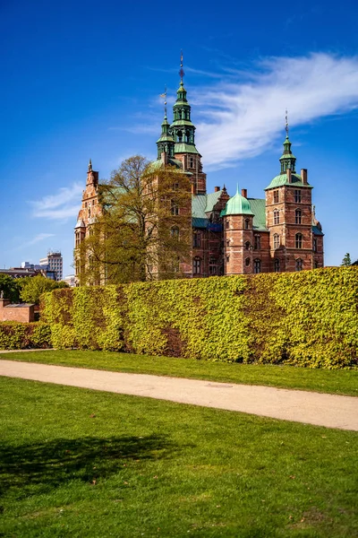 Vedere Maiestuoasă Frumosului Palat Istoric Împotriva Cerului Albastru Cohagen Denmark — Fotografie, imagine de stoc