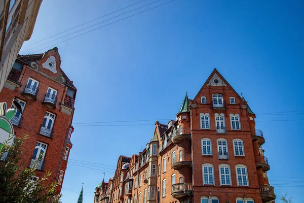 青い空 コペンハーゲン デンマークに対して建物の低角度のビュー  — 無料ストックフォト