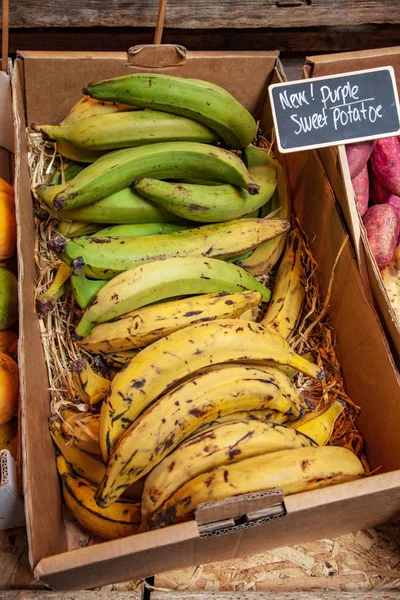 Bananas Cardboard Box Market Place Signboard — Stock Photo, Image