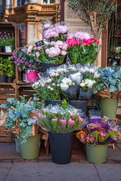 Bouquets Fleurs Différents Dans Des Seaux Avec Tableau Craie — Photo