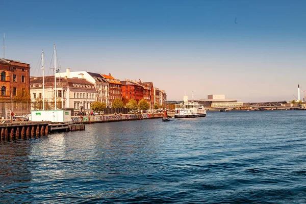 哥本哈根 2018年5月6日 城市景观和河与小船 — 图库照片