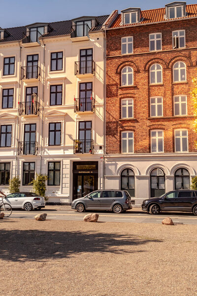КОПЕНГАГЕН, ДЕНМАРК - 6 мая 2018 года: припаркованные машины на улице перед зданиями
 