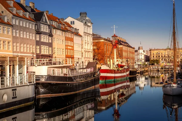 Köpenhamn Danmark Maj 2018 Byggnader Och Förtöjda Båtarna Hamnen — Stockfoto