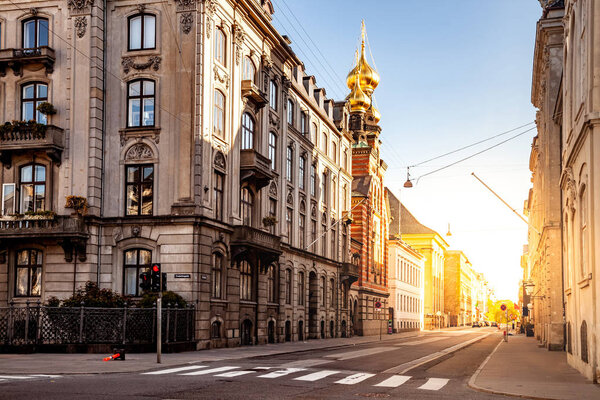КОПЕНГАГЕН, ДЕНМАРК - 6 мая 2018 года: городской пейзаж со зданиями и церковь с солнечным светом
