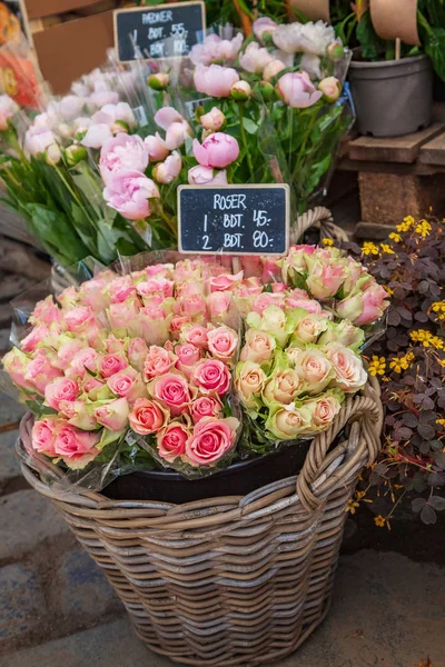 Close View Rose Peony Bouquets Chalk Board Lettering Wicker Basket Stok Gambar Bebas Royalti