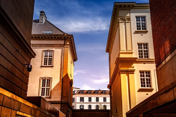 Urban scene with buildings and blue cloudy sky in Copenhagen, denmark — Stock Photo