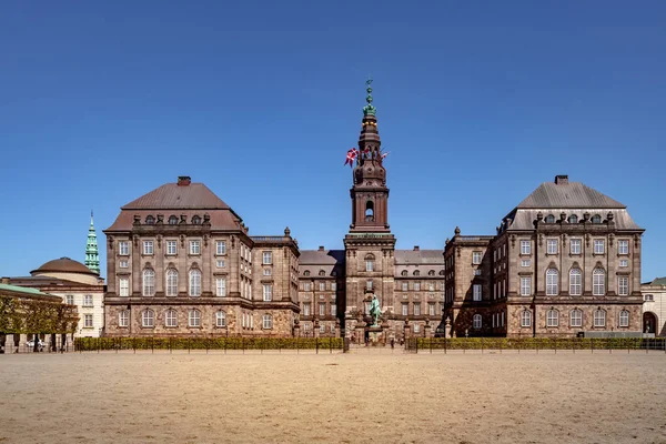 Stadtbild mit historischem Schloss Christiansborg und blauem Himmel in Kopenhagen, Dänemark — Stockfoto