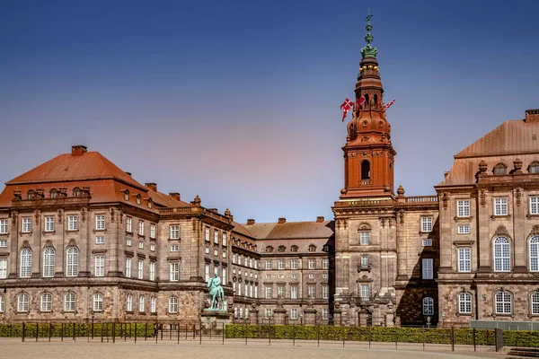 Escena urbana con el histórico Palacio de Christiansborg y el cielo azul de Copenhague, marca - foto de stock