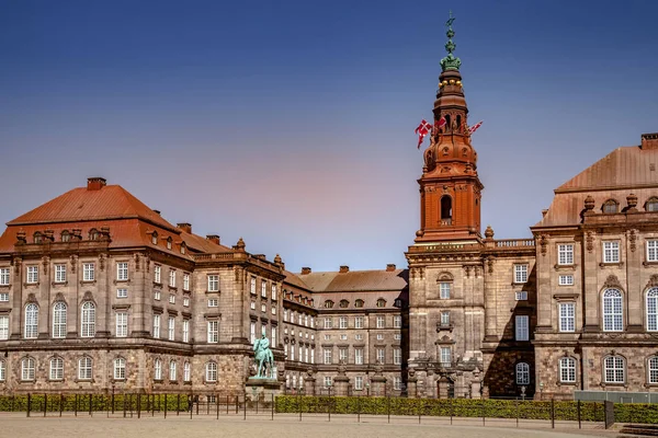 Stadtbild mit historischem Schloss Christiansborg und blauem Himmel in Kopenhagen, Dänemark — Stockfoto