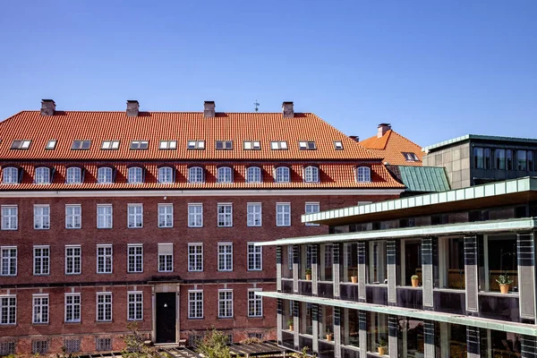 Scène urbaine avec ciel bleu et bâtiments à Copenhague, Danemark — Photo de stock