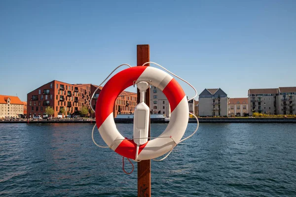 Крупним планом подання плаваючою кільце з міста річки та будівлі на фоні в Копенгагені, Данія — стокове фото