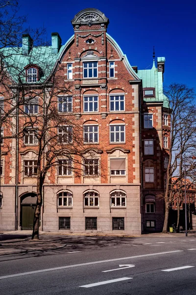 Beautiful old building with large windows and decorations on empty street in copenhagen, denmark — Stock Photo