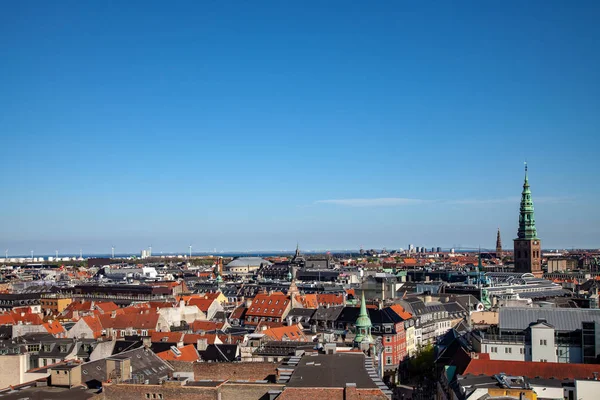 Vista aérea da bela paisagem urbana com torre histórica em copenhagen, denmark — Fotografia de Stock