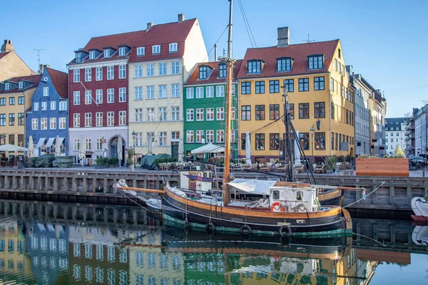 COPENHAGEN, DENMARK - MAY 6, 2018: boat and beautiful colorful buildings reflected in calm water of harbor, copenhagen, denmark — Stock Photo