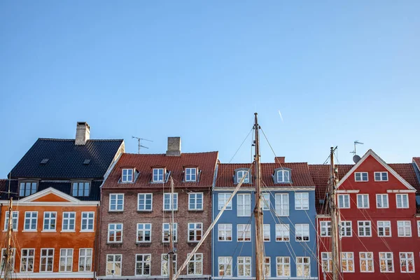 Beaux bâtiments historiques colorés contre le ciel bleu en copenhagen, Danemark — Photo de stock