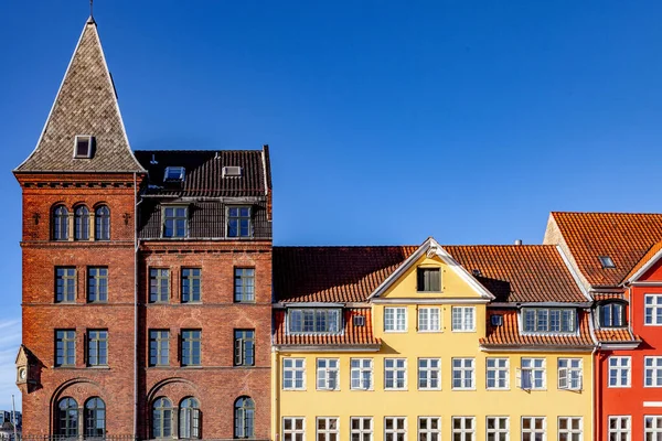 Чудовими історичними будівлями проти синього неба в Копенгагені, Данія — стокове фото