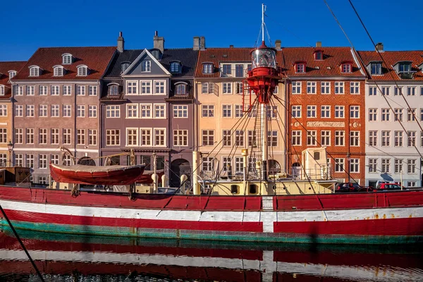 COPENHAGEN, DINAMARCA - 6 DE MAYO DE 2018: barco amarrado cerca de hermosos edificios históricos en copenhagen, denmark - foto de stock