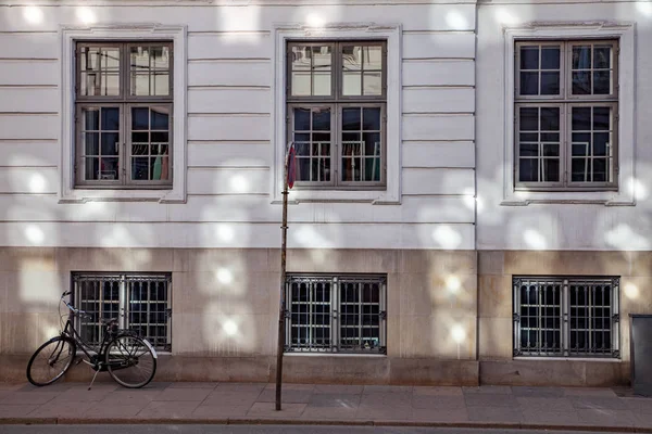 Señal de tráfico y bicicleta cerca de casa vieja en la calle en copenhagen, denmark - foto de stock