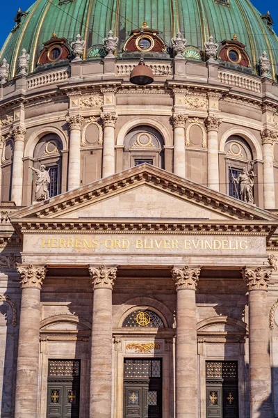 Statues et colonnes sur la célèbre église Frederiks à Copenhague, Danemark — Photo de stock