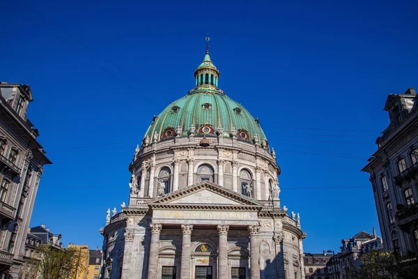 Vista de ángulo bajo de la hermosa iglesia de Frederiks famosa en Copenhague, Dinamarca - foto de stock