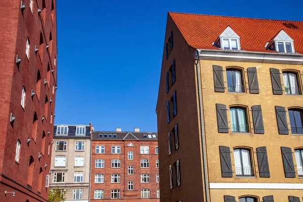 Vista de ángulo bajo de hermosos edificios históricos y cielo azul, copenhagen, denmark - foto de stock