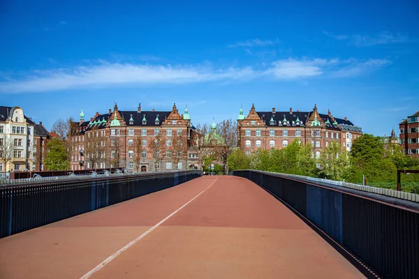 Leere Brücke und schönes Stadtbild mit historischen Gebäuden in Kopenhagen, Dänemark — Stockfoto