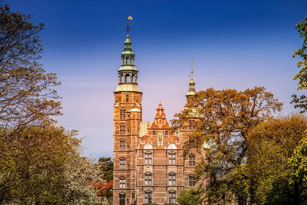 Живописный вид на красивый исторический дворец между деревьями в Копенгагене, плотность — стоковое фото