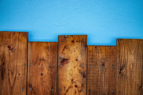 Vista superior de tábuas de madeira marrom e fundo azul — Fotografia de Stock