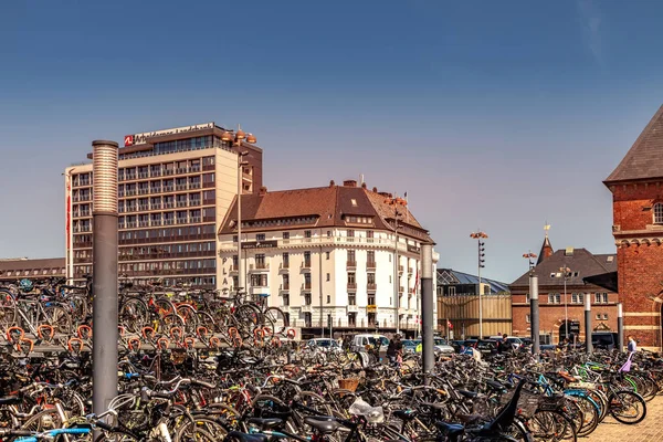 COPENAGEN, DANIMARCA - 6 MAGGIO 2018: biciclette di parcheggio e paesaggio urbano alle spalle — Foto stock