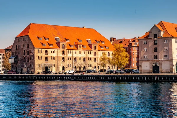 COPENHAGEN, DINAMARCA - MAIO 6, 2018: rio, paisagem urbana com edifícios e carros — Fotografia de Stock