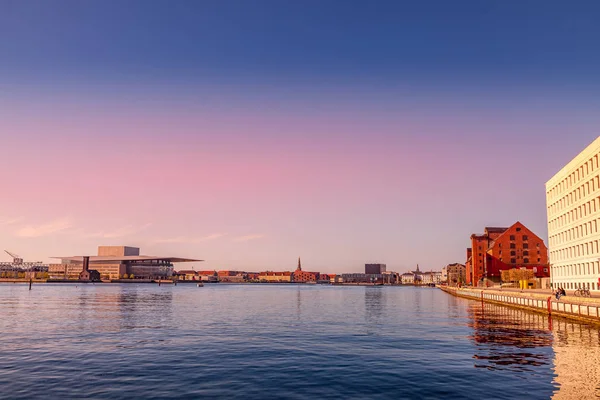 COPENHAGUE, DANEMARK - 6 MAI 2018 : vue panoramique sur la rivière et le paysage urbain derrière pendant l'heure du coucher du soleil — Photo de stock