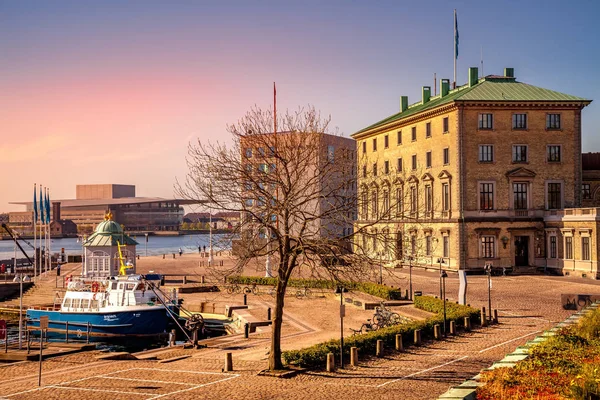 COPENHAGUE, DANEMARK - 6 MAI 2018 : navire amarré dans un port près de bâtiments — Photo de stock