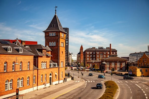 COPENHAGEN, DINAMARCA - 6 DE MAYO DE 2018: vista aérea del paisaje urbano con calles y coches - foto de stock