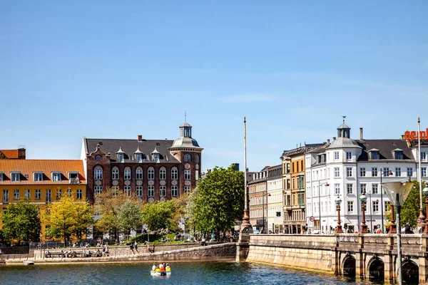 COPENHAGUE, DANEMARK - 6 MAI 2018 : vue panoramique du paysage urbain avec rivière et pont sous un ciel bleu clair — Photo de stock