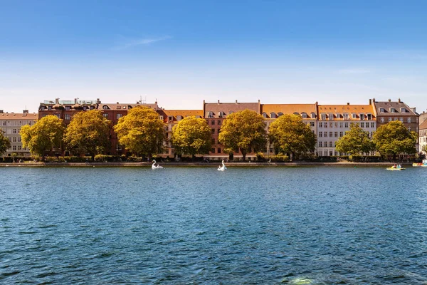 COPENHAGEN, DINAMARCA - 6 DE MAYO DE 2018: vista panorámica del paisaje urbano, los árboles y el río bajo un cielo azul claro - foto de stock