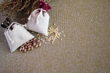 Küçük çanta ile büyük tuval üzerine