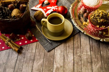 Noel kahvaltı kahve espresso ve cupcakes ahşap tablo