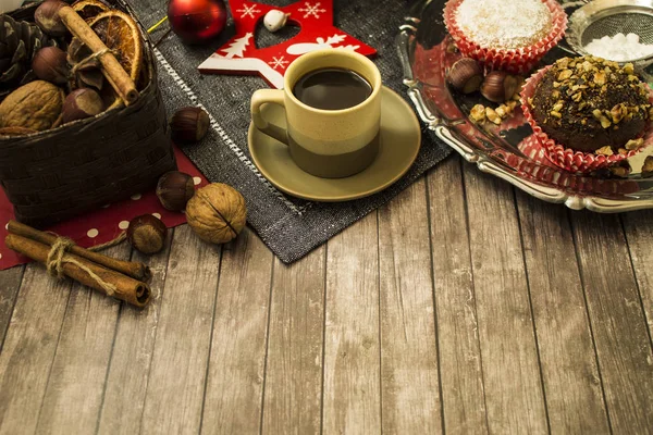 Noel kahvaltı kahve espresso ve cupcakes ahşap tablo