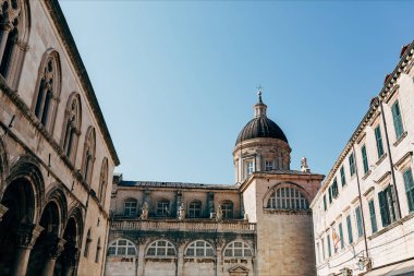 düşük açılı görünüş bakire Meryem'in Yükseliş Katedrali ve açık mavi gökyüzü şehirde Dubrovnik, Hırvatistan