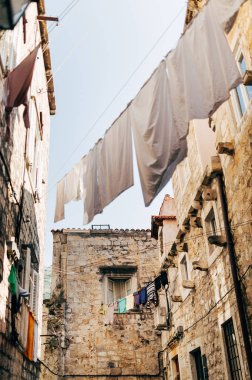 düşük açılı görünümü boş dar şehir Dubrovnik, Hırvatistan'da sokak ve Çamaşırhane