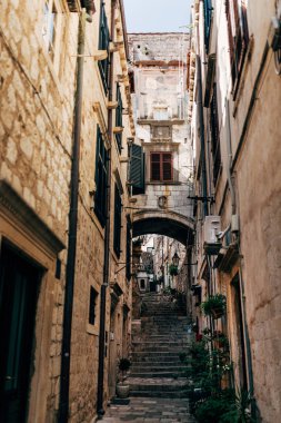 Hırvatistan Dubrovnik şehirde boş dar sokak ile kentsel sahne
