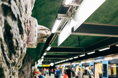 İsveç, Stockholm - Aprl 27, 2018: Modern metro istasyonu Kungstradgarden Stokholm, İsveç'te tasarlanmış.