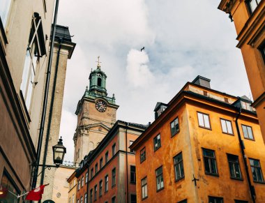 Stockholm, İsveç'in eski şehirde güzel renkli binalar ile kentsel sahne