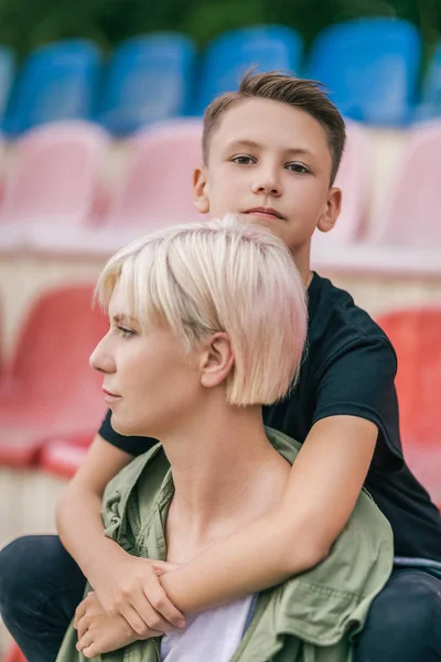 Hermosa Madre Hijo Abrazando Mientras Están Sentados Juntos Estadio — Foto de Stock