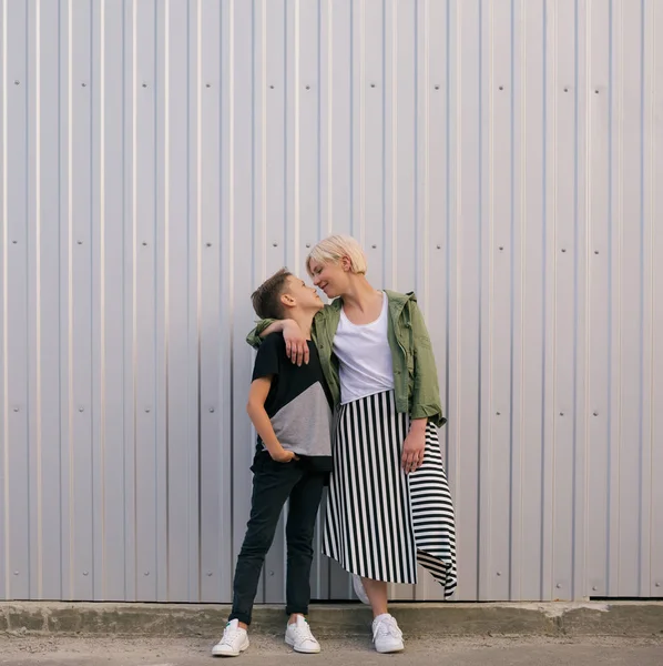 Heureux Mère Fils Étreignant Regardant Tout Tenant Ensemble Dans Rue — Photo