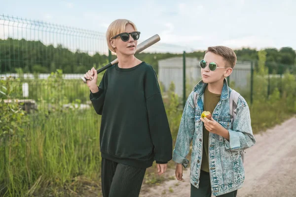 Matka Syn Chodit Společně Ground Road Žena Držící Baseballovou Pálku — Stock fotografie