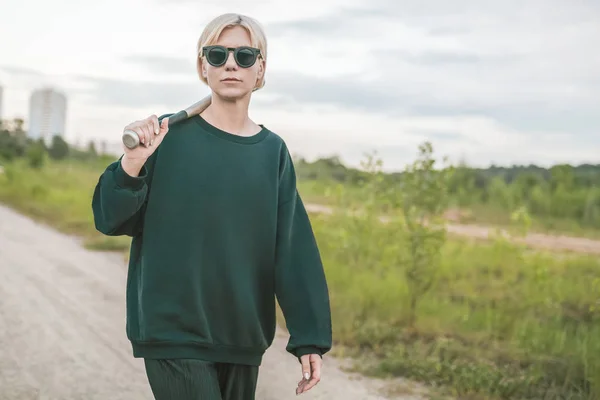 Beautiful Blonde Woman Sunglasses Holding Baseball Bat While Walking Ground — Stock Photo, Image