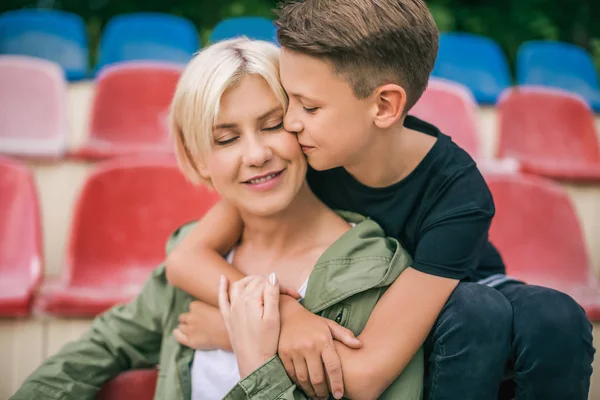 Kissing — Stock Photo, Image